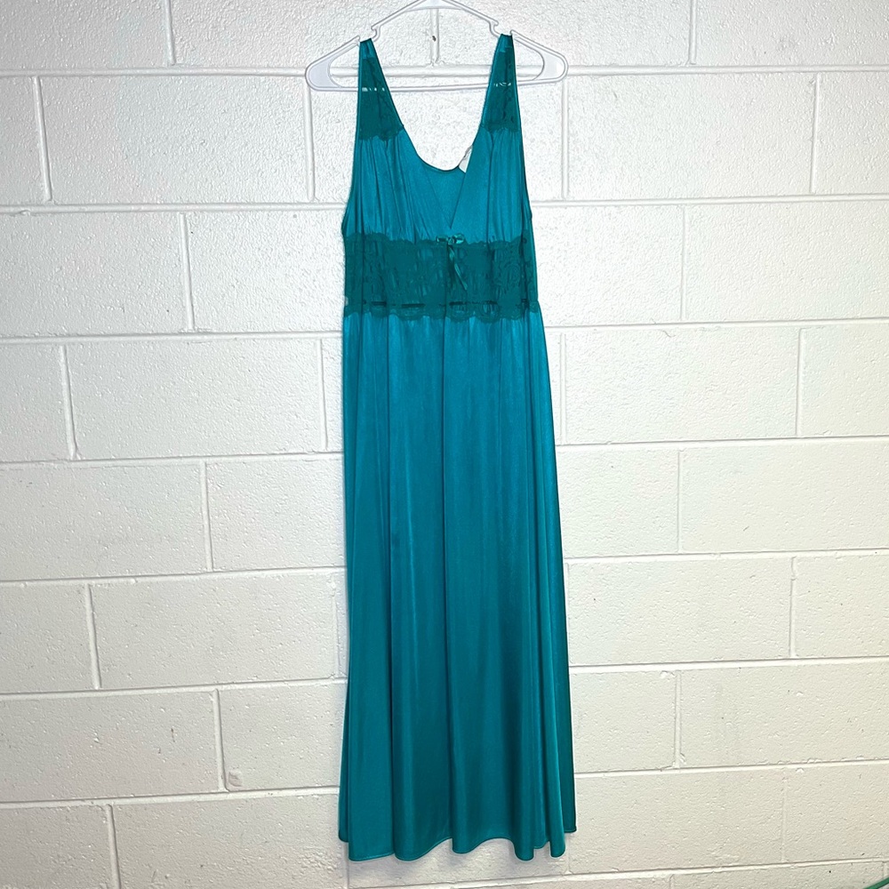 < Vintage Quiet Moments Teal Lace Trimmed Nightgown >